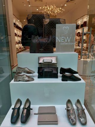 🐍 Kígyós? Naná. Elegáns? Még annál is jobban. Ezek a félcipők előbb sziszegnek stílussal, mint ahogy kimondod, hogy „hűha”.🙈🤎